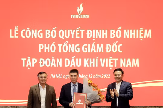 Petrovietnam công bố và trao quyết định Phó Tổng Giám đốc Tập đoàn cho ông Dương Mạnh Sơn
