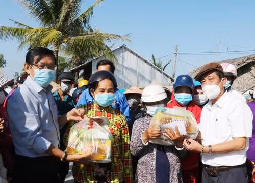 Hội Nhà báo TPHCM tặng cầu giao thông nông thôn và quà Tết cho người dân Cà Mau