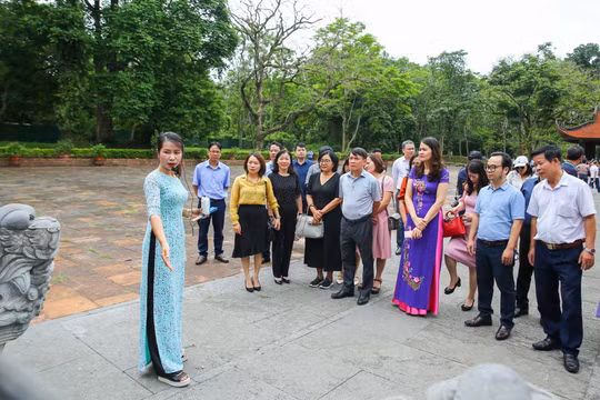 Đoàn công tác Hội Nhà báo Việt Nam tham quan thực tế tại khu di tích quốc gia đặc biệt Lam Kinh
