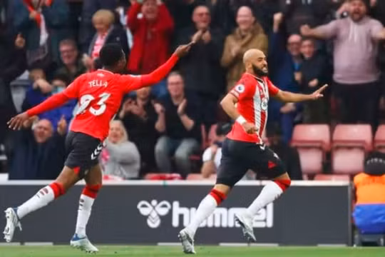 Thắng Southampton 2-1, Liverpool tiếp tục bám đuổi Man City trên BXH Ngoại hạng Anh
