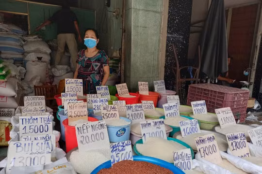 Xăng tăng, hàng hóa tăng theo, tiểu thương gồng mình cắt bớt lãi