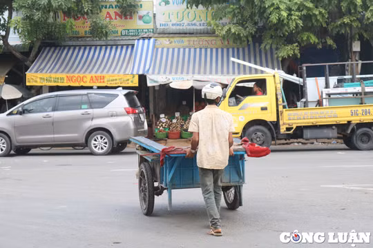 Bị phạt cả triệu đồng, người lao động nghèo vẫn chạy xe 'mù', không biển số