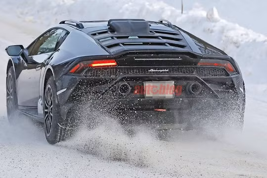 Lộ diện hình ảnh Lamborghini Huracan Sterrato đang chạy thử nghiệm trên đường tuyết