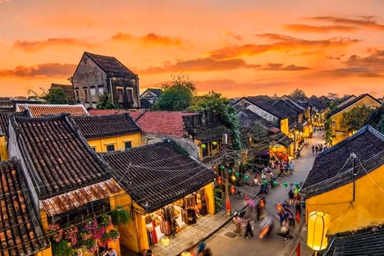 Du khách quốc tế đến Việt Nam trong 10 tháng tăng gần 19 lần