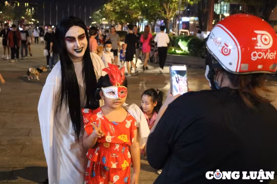 Giới trẻ hóa trang dạo chơi Halloween giữa lòng TP HCM
