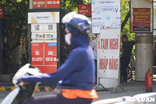 Trước ngày điều chỉnh giá xăng, một số cửa hàng tại Hà Nội hết xăng, dừng bán hàng