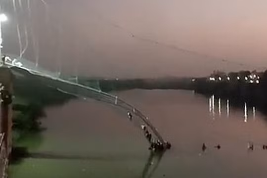 Số người thiệt mạng trong vụ sập cầu ở Ấn Độ tăng lên hơn 90