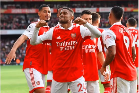 Thắng Nottingham 5-0, Arsenal truất ngôi đầu của Man City