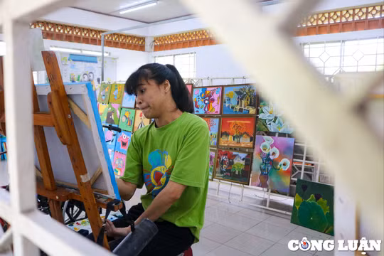Tranh và hoa ‘nở’ từ đôi tay người khuyết tật