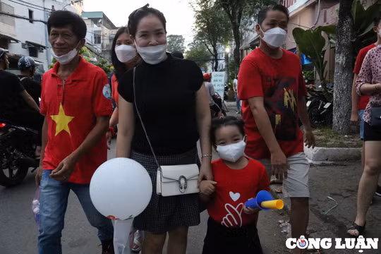 TP. HCM đông nghịt người đến xem giao hữu giữa tuyển Việt Nam – Singapore