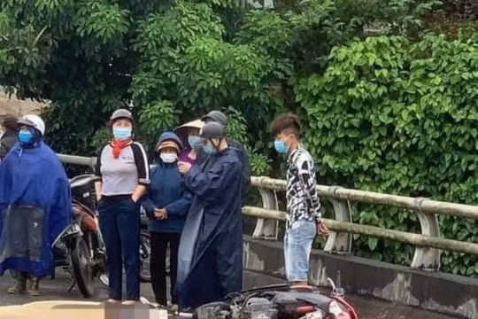 Hải Dương: Xe đầu kéo chuyển hướng va chạm với xe máy, một cô gái tử vong