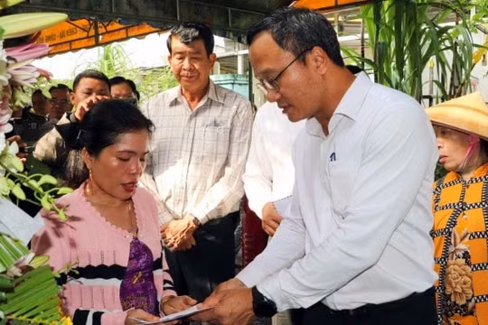 Uỷ ban ATGT Quốc gia thăm hỏi thân nhân 4 người tử vong trong vụ tai nạn ở Bình Dương