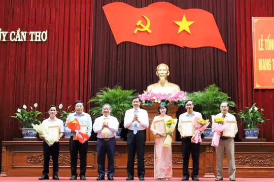 Cần Thơ tổ chức tổng kết và trao Giải báo chí Búa liềm vàng năm 2022