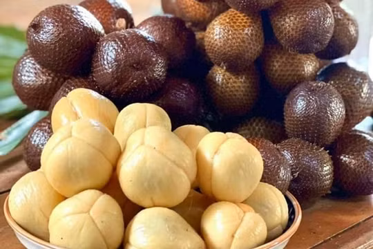 Đắt gấp 3 lần quả mây Thái, mây Indonesia vẫn hút khách thị trường Việt