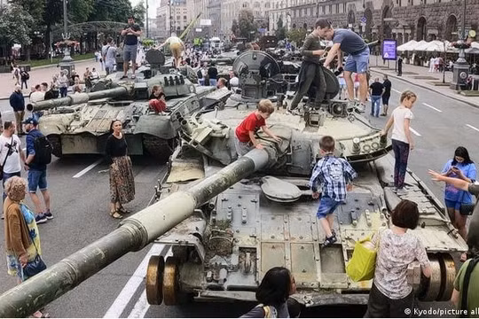 Ukraine trưng bày xe tăng hỏng của Nga trên đường phố Kiev
