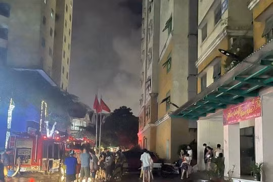 Hà Nội: Hoả hoạn tại chung cư 13 tầng, nhiều người tháo chạy
