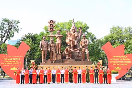 Khánh thành Tượng đài ‘Công an nhân dân vì dân phục vụ’ tại Hà Nội