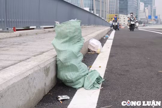 Một đêm sau ngày thông xe, cầu Thủ Thiêm 2… đầy rác