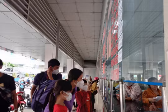 Bến xe miền Tây cận lễ 30/4, 1/5: Hành khách chạy 'nước rút', loay hoay mua vé về quê
