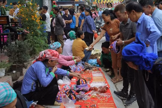 Độc đáo sắc màu chợ phiên Bảo Lạc