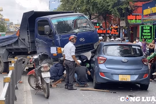 TP. HCM: Xe ben mất lái ủi văng dải phân cách, tông vào đầu xe ô tô con