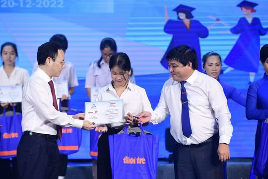 Báo Tuổi Trẻ và Thành đoàn trao học bổng "Tiếp sức đến trường" tại TP HCM