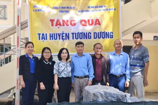 Hội Nhà báo Nghệ An trao 300 phao cứu sinh và quà cho các hộ gia đình khó khăn