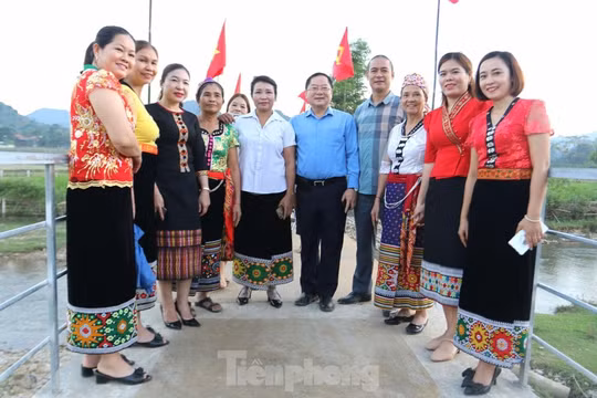 Báo Tiền Phong khánh thành "Cầu nối yêu thương - Cùng em tới trường" cho người dân Nghệ An