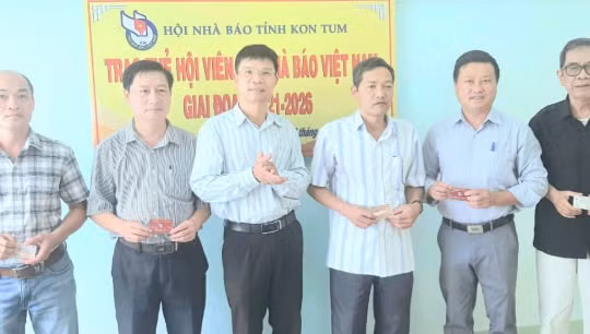 Hội Nhà báo tỉnh Kon Tum trao thẻ hội viên giai đoạn 2021 - 2026