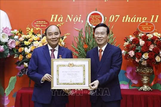 Trao Huy hiệu 40 năm tuổi Đảng tặng Chủ tịch nước Nguyễn Xuân Phúc
