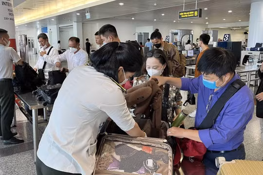 Tăng cường chống buôn lậu, vận chuyển trái phép hàng hóa qua cảng hàng không quốc tế