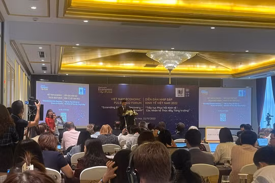 Thế giới đầy bất ổn, IMF hạ dự báo tăng trưởng kinh tế Việt Nam năm 2023 xuống 5,8%