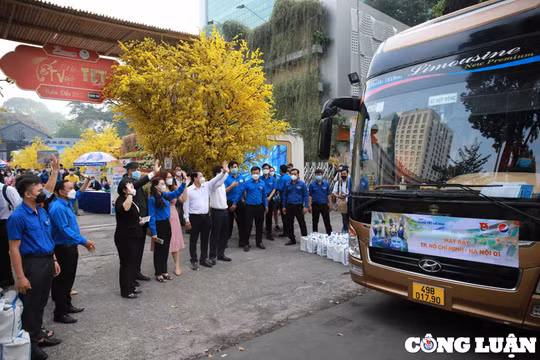 Ấm lòng hàng nghìn vé xe, máy bay “Mang Tết về nhà” cho người lao động, sinh viên