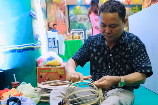 Nghệ nhân Hội An tiết lộ quy trình tạo ra sản phẩm đèn lồng đẹp