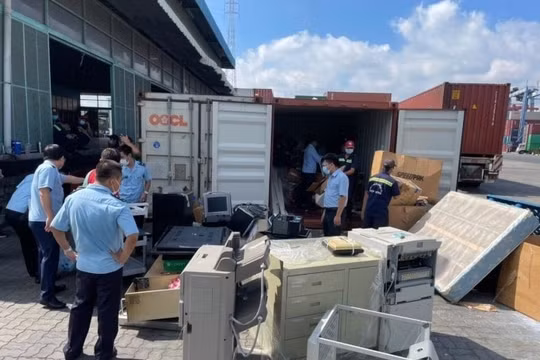 Truy tố cựu cán bộ Công an TP HCM về tội buôn lậu