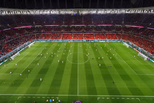 Nhà báo Mỹ nói bị giam giữ tại World Cup vì chiếc áo cầu vồng