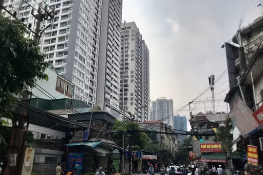 Hà Nội: Nhiều tuyến đường ngày càng bí bách, "ngộp thở" vì chung cư