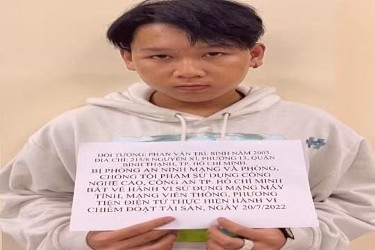 Bắt thanh niên lợi dụng làm ‘tick xanh’ cho ca sĩ, diễn viên rồi lừa đảo