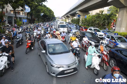 Xe máy, ô tô vẫn "nhầm làn" của nhau trên đường Nguyễn Trãi