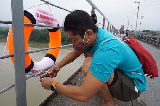 Nhiều phao cứu sinh vừa được lắp đặt trên cầu bắc qua sông Hồng bị lấy trộm