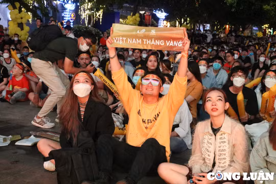 U23 Việt Nam vào chung kết: Người hâm mộ ‘cháy’ hết mình trong chiến thắng