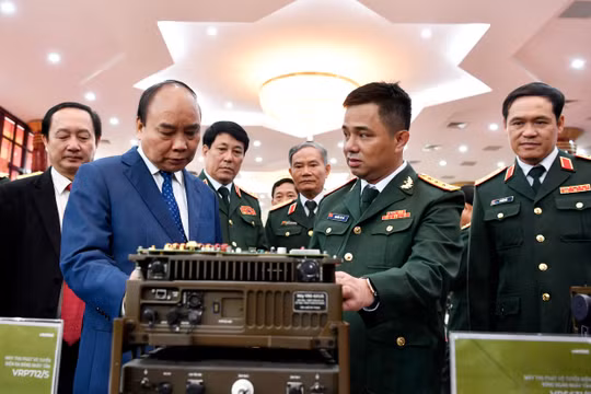 Chủ tịch nước Nguyễn Xuân Phúc trao Giải thưởng Hồ Chí Minh về khoa học và công nghệ lĩnh vực quân sự, quốc phòng