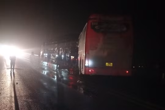 Va chạm trên cao tốc Nội Bài - Lào Cai, 7 người thương vong