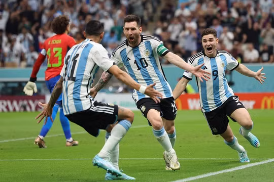 Argentina 2-0 Mexico: Messi thắp lại hy vọng đi tiếp cho Argentina