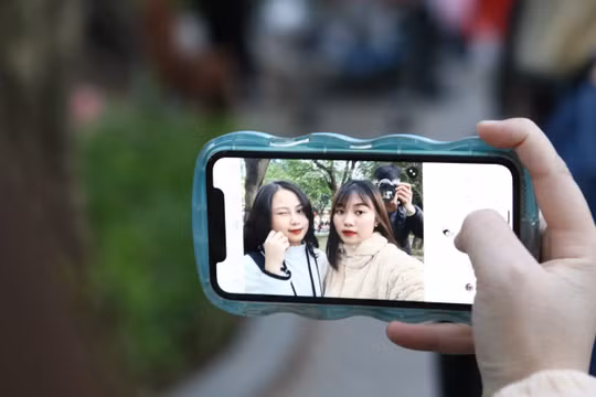 Phố đi bộ Hồ Gươm đông nghịt người trước thời khắc đón năm mới 2023