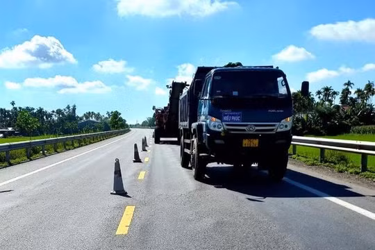 Sửa chữa mặt đường hư hỏng tại nút giao Chu Lai thuộc tuyến cao tốc Đà Nẵng - Quảng Ngãi