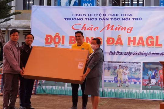 Học sinh Trường THCS dân tộc nội trú H.Đak Đoa nhận quà và học bổng từ các nhà hảo tâm