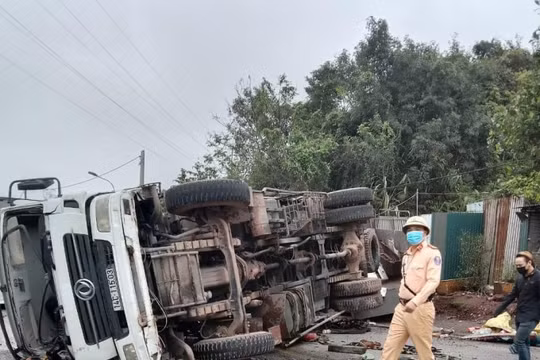 Quảng Ninh: Lật xe tải trên quốc lộ 18, 1 người tử vong