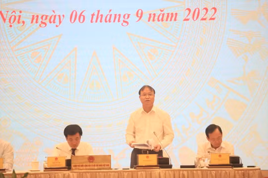 Bộ Công Thương giải thích việc “tạm” chưa rút giấy phép 5 đầu mối xăng dầu