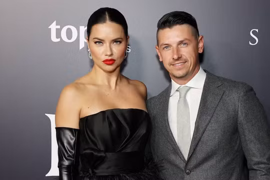 Thiên thần nội y Adriana Lima sinh con ở tuổi 41